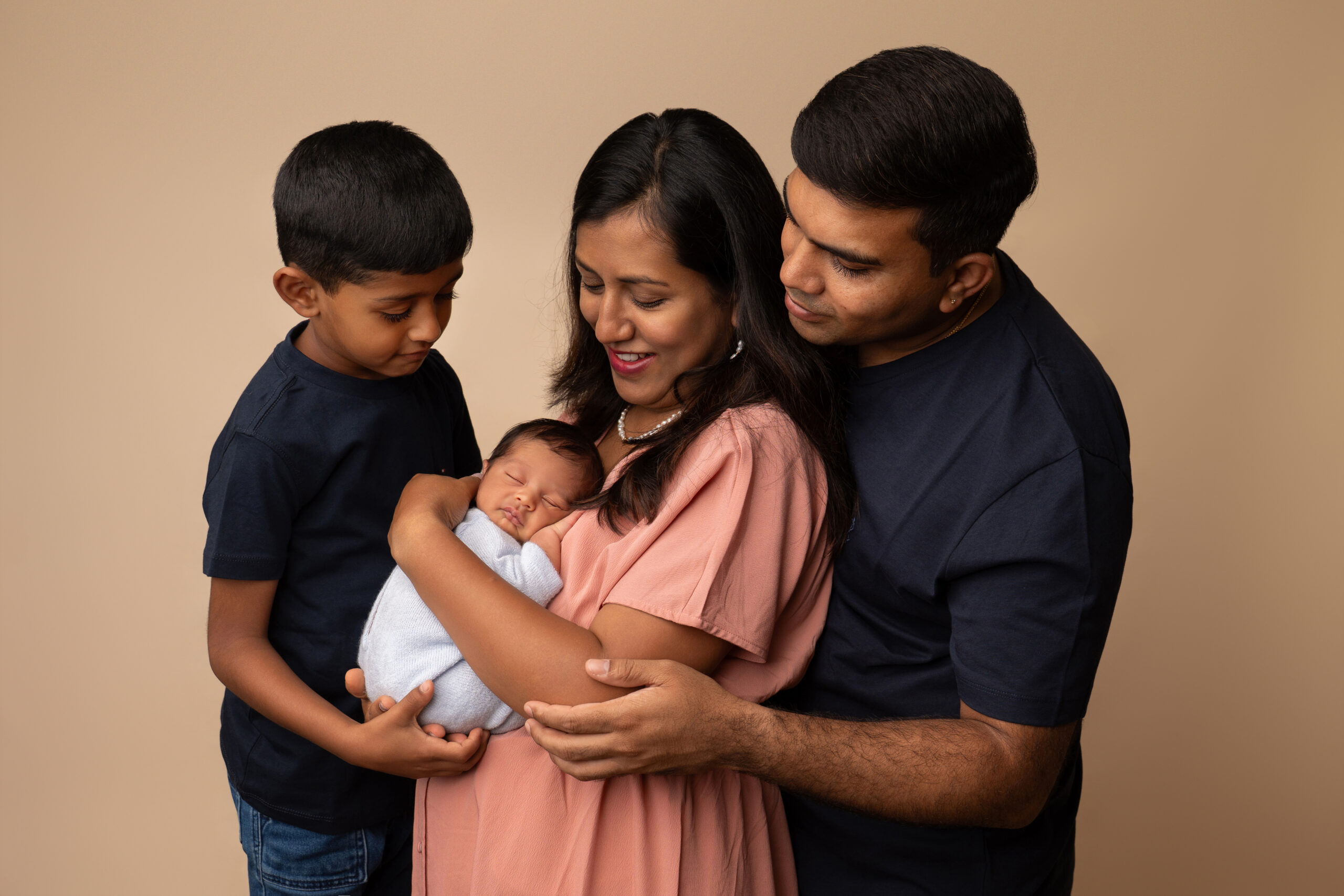 newborn gezin broertje zusje familiefoto